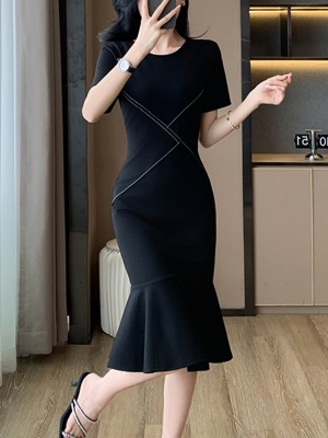 高级感黑色鱼尾包臀连衣裙气质修身显瘦女夏OL职场通勤赫本小黑裙