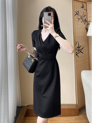 黑色收腰V领连衣裙夏季高端轻奢女装修身显瘦气质通勤赫本小黑裙