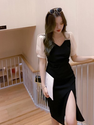 赫本风黑色开叉v领连衣裙夏季高级感法式包臀收腰修身显瘦小黑裙