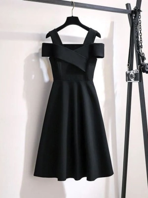 吊带修身显瘦露肩黑色连衣裙子女夏季小个子气质礼服高级感小黑裙