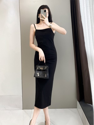 赫本黑色修身显瘦包臀吊带连衣裙夏季2025新款女装气质礼服高级感