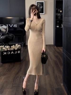 针织V领包臀连衣裙女秋冬季新款显瘦修身气质高级感打底毛衣内搭