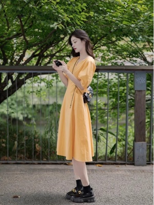 女装夏季多巴胺裙子减龄显瘦长裙法式黄色V领收腰a字连衣裙高级感
