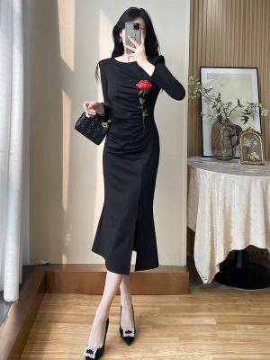 修身显瘦包臀通勤黑色连衣裙女秋装新款轻奢收腰宴会晚礼服中长款
