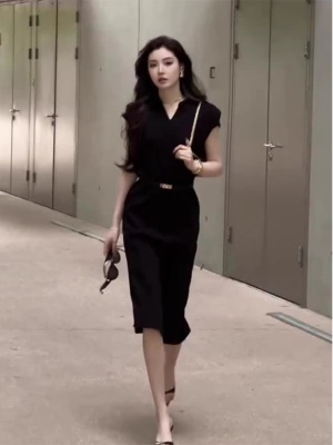 法式女神范气质职业小黑裙赫本风收腰显瘦黑色包臀v领连衣裙女夏