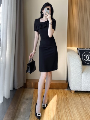 2025新款修身显瘦黑色包臀连衣裙高级感气质赫本风小黑裙夏裙子女
