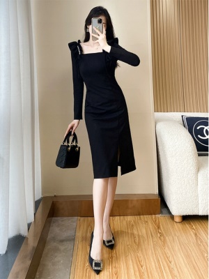 黑色高级感开叉连衣裙女秋季新款气质修身包臀晚礼服赫本风小黑裙