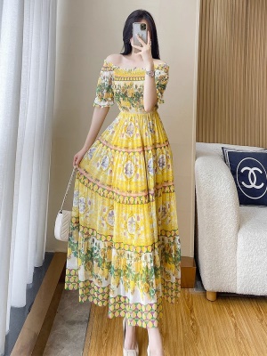 波西米亚沙滩长裙子女夏季新款高端气质度假碎花雪纺一字领连衣裙