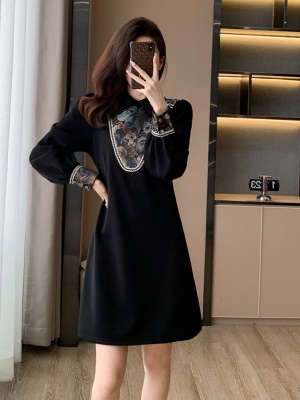 秋冬季2025新款加绒加厚新中式国风刺绣黑色连衣裙女高级感小黑裙