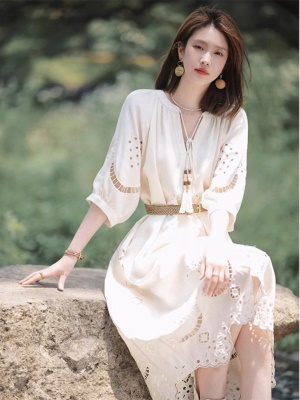 女装2025新款夏季裙子高级感气质纯棉长裙法式镂空V领白色连衣裙