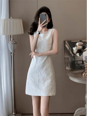 气质名媛高端通勤连衣裙女夏季新款小个子收腰白色礼服无袖背心裙