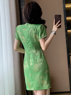 年轻款送考旗袍裙子2025年夏新款女修身显瘦包臀绿色连衣裙小个子