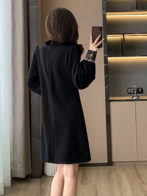 秋冬季2025新款加绒加厚新中式国风刺绣黑色连衣裙女高级感小黑裙