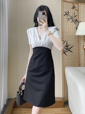 高端质感黑色V领职业包臀连衣裙气质女夏季高级感短袖礼服小黑裙