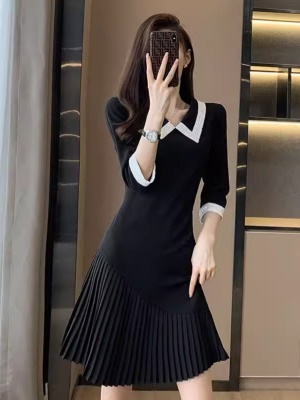 高级感气质收腰显瘦黑色连衣裙女秋季2025新款娃娃领百褶裙小个子