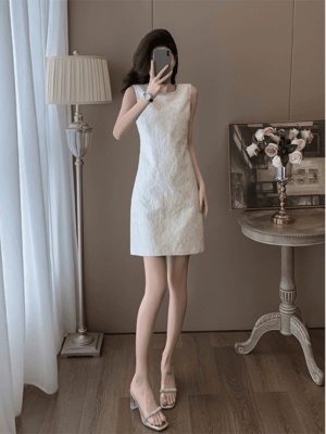 气质名媛高端通勤连衣裙女夏季新款小个子收腰白色礼服无袖背心裙