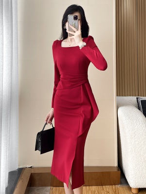高端红色订婚连衣裙女高级感秋冬新款收腰显瘦气质包臀晚礼服宴会