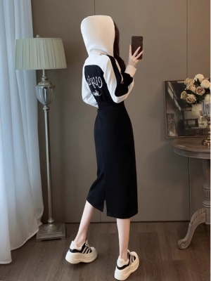 黑色长袖卫衣连衣裙女春秋穿搭高级感气质收腰显瘦中长款连帽裙子