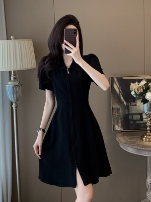 黑色赫本风连衣裙女夏季收腰显瘦气质修身高级感娃娃领拉链小黑裙