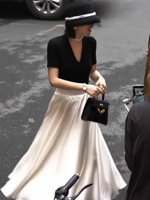 醋酸缎面长裙子显瘦a字杏色半身裙套装女2025新款夏装搭配一整套