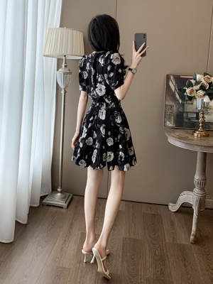 夏季新款法式复古气质碎花连衣裙女夏高级感收腰显瘦荷叶边小黑裙