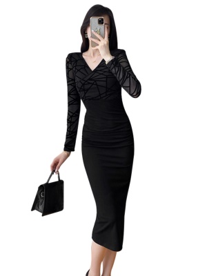 黑色V领连衣裙春季2025新款高级感气质收腰中长款包臀年会晚礼服