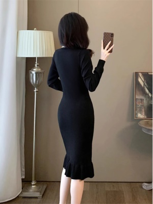 黑色鱼尾针织连衣裙女秋冬季气质显瘦配大衣内搭打底中长款毛衣裙