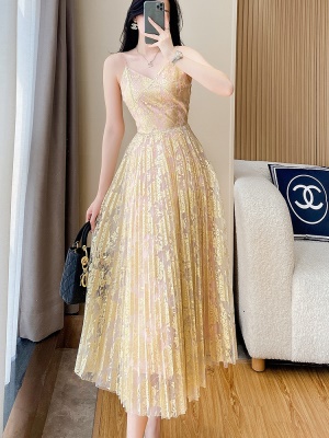 吊带连衣裙女夏2025年法式新款名媛气质显瘦海边度假V领长款裙子