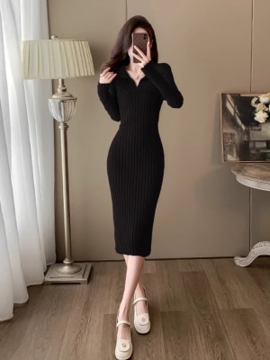 红色新年V领针织毛衣连衣裙女秋冬修身显瘦内搭打底配大衣的裙子