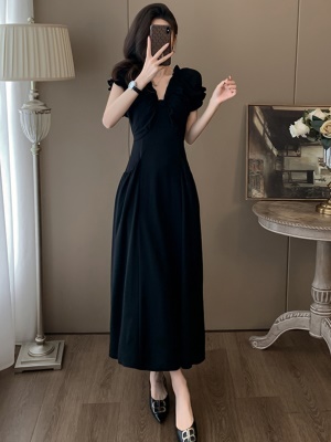 法式V领黑色连衣裙女2025夏季新款褶皱插袋收腰显瘦高级感晚礼服