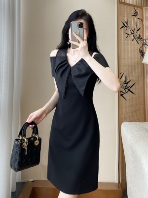赫本风黑色V领连衣裙子2025夏季新款露肩气质高级感宴会小礼服裙