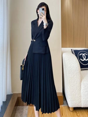 秋季新款高级感黑色长袖西装连衣裙职业显瘦收腰假两件百褶长裙子