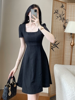 2025新款法式气质方领黑色连衣裙子女装夏季显瘦小个子蓬蓬小黑裙