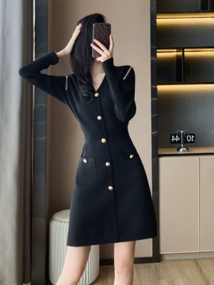 赫本风复古小黑裙打底内搭收腰显瘦小香风黑色针织连衣裙秋冬女装