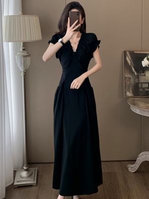 法式V领黑色连衣裙女2025夏季新款褶皱插袋收腰显瘦高级感晚礼服