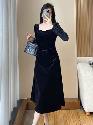 秋季新款法式复古赫本风礼服裙轻奢小众高端丝绒收腰显瘦连衣裙女