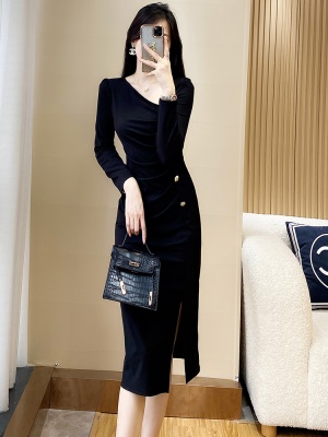 秋季新款气质高级感黑色包臀连衣裙修身开衩轻奢显瘦赫本风小黑裙
