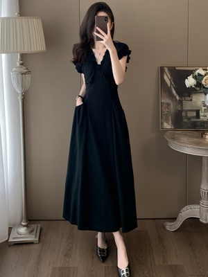法式V领黑色连衣裙女2025夏季新款褶皱插袋收腰显瘦高级感晚礼服