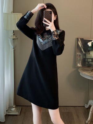 新中式国风高级感娃娃领连衣裙女秋冬季新款显瘦赫本风小黑裙加绒