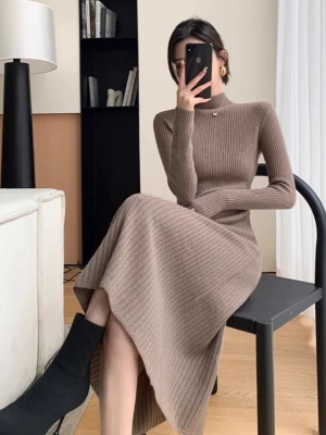 半高领毛衣裙收腰显瘦气质打底针织连衣裙女秋冬配大衣内搭中长款