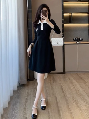 2025秋装新款女装收腰显瘦赫本小黑裙气质学院风poIo衬衫领连衣裙