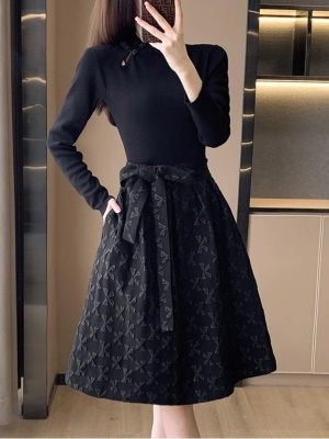 黑色赫本连衣裙高级感女春秋季2025新款气质高端收腰显瘦小黑裙子