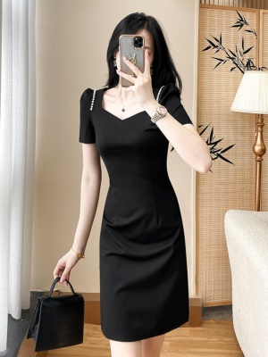 赫本风气质修身包臀职业连衣裙女神范轻奢显瘦v领小黑裙夏高级感
