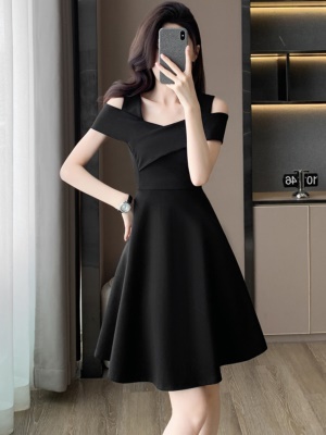 赫本风黑色修身显瘦连衣裙2025夏季小个子高级感露肩吊带小黑裙子