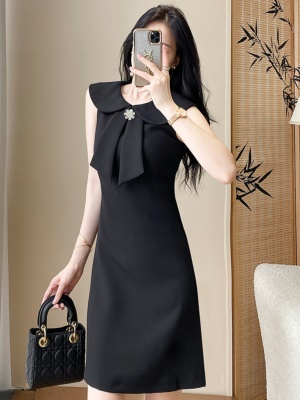娃娃领无袖连衣裙夏季女名媛修身小礼服轻奢气质显瘦赫本风小黑裙