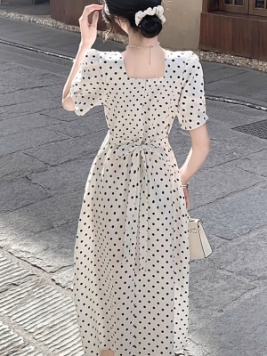高级感茶歇气质法式复古方领初恋白色波点连衣裙子女夏海边度假裙
