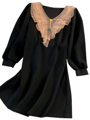 2025秋冬新款收腰显瘦赫本风小黑裙时尚气质黑色V领连衣裙高级感