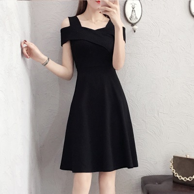 一字领露肩连衣裙女夏季小黑裙赫本风修身收腰显瘦红色小礼服个子