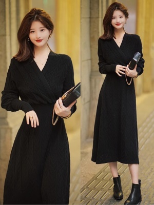 2025新款黑色针织V领连衣裙女秋冬季配大衣的内搭中长打底毛衣裙