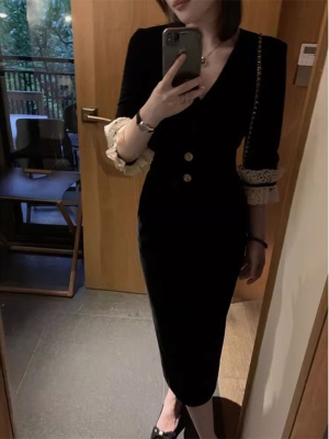 春季新款赫本风丝绒连衣裙高级感收腰小黑裙高端轻奢小众礼服裙女